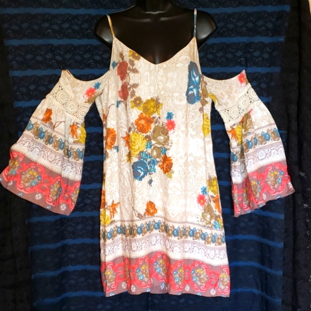 entro Cold-Shoulder Dress with Lace Sleeves  Size Large